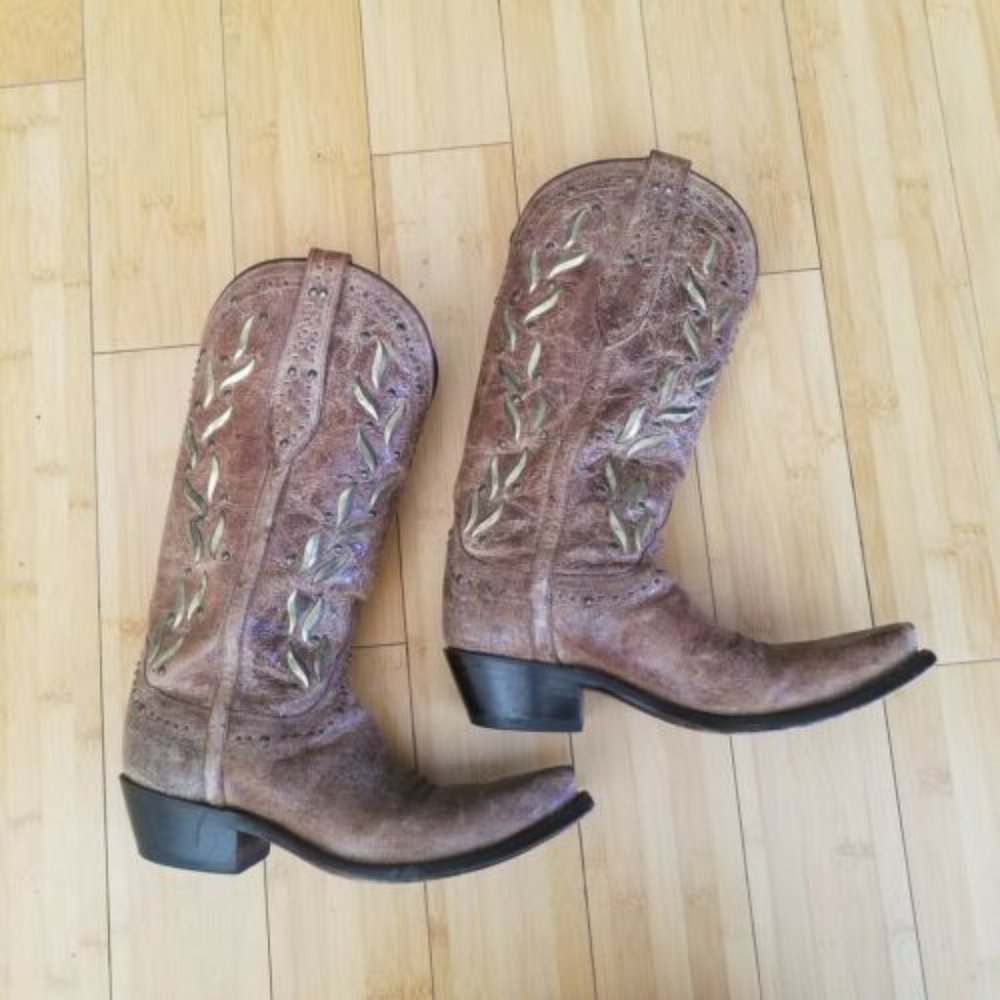 Lucchese Women's Tan Studded Cowboy boot M4621 size 7 1/2 B